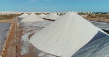 İHA, İspanyol turist kenti Torrevieja 'da tuz dağlarına yakın uçuyor.