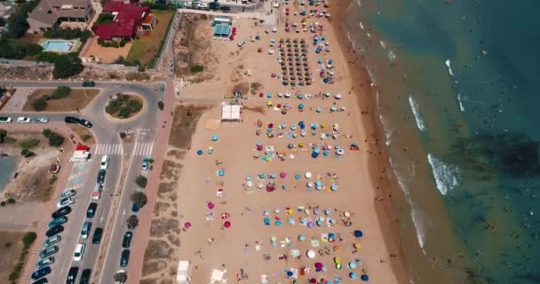 Drone flyger högt med utsikt över La Mata stranden full av människor på sommardagen — Stockvideo