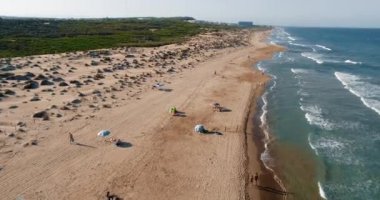 İnsansız hava aracı sahili, vahşi bir sahil ve deniz sörfü.