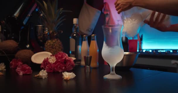 Frost topirea pe un pahar de cocktail tropical și gheață care se încadrează în castron din sac — Videoclip de stoc