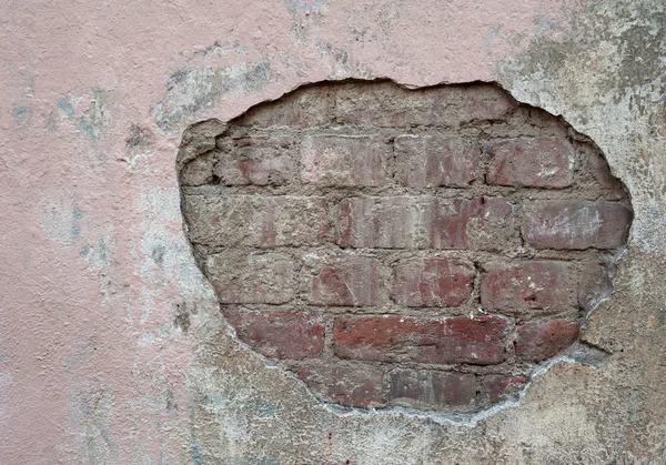 la textura de la vieja pared de ladrillo rojo, cubierto con color de