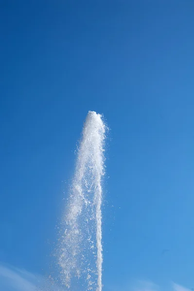 Fontana Jet sul cielo blu — Foto Stock