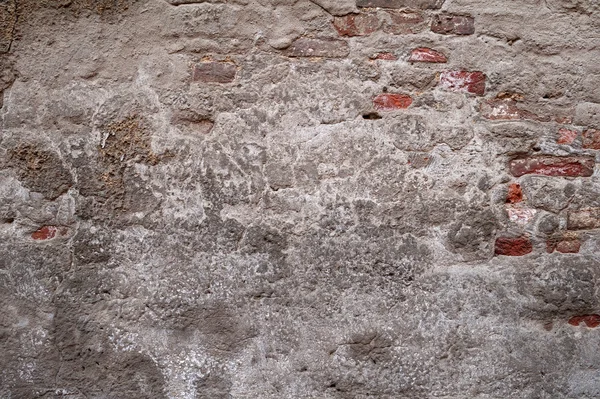 Textura de la vieja pared de ladrillo rojo cubierta con cemento —  Fotos de Stock