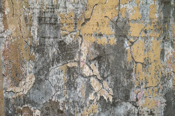 Textura da parede velha coberta com estuque amarelo — Fotografia de Stock