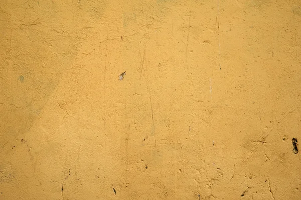 Textura de pared rústica vieja cubierta con estuco amarillo — Foto de Stock