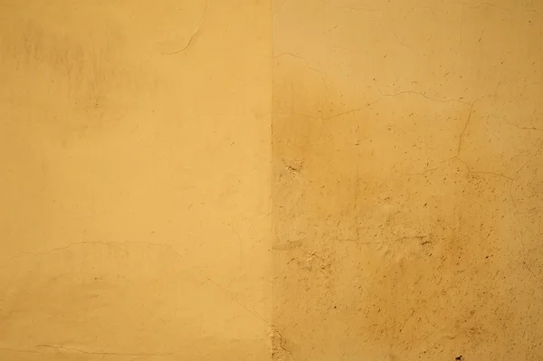 Texture della vecchia parete ricoperta di stucco giallo — Foto Stock