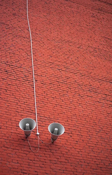 Zwei Lautsprecher auf Ziegelwand — Stockfoto