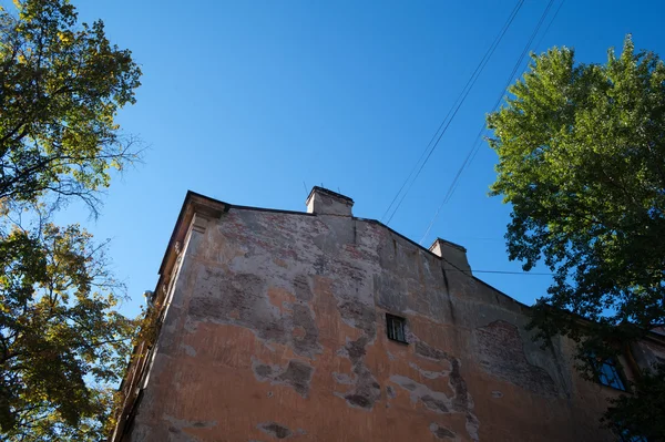 Patio en el casco antiguo con árboles de otoño —  Fotos de Stock