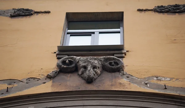 Detalhe da parede casa com baixo-relevo em forma de cabeça de ovelha — Fotografia de Stock