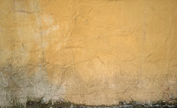 Texture della vecchia parete ricoperta di stucco giallo — Foto Stock