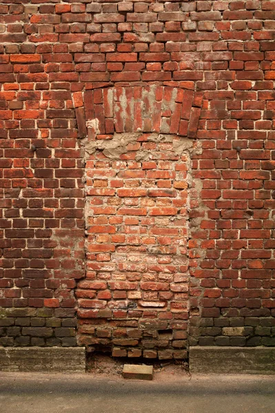 Текстура стены из красного кирпича со следами окон Стоковое Фото