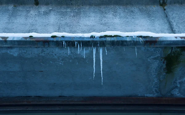 Icicles on the eaves of house — Stock Photo, Image