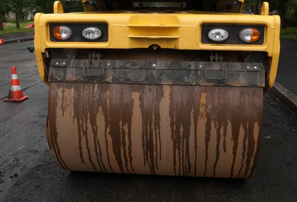 Yellow asphalt roller standing on asphalt — Stock Photo, Image