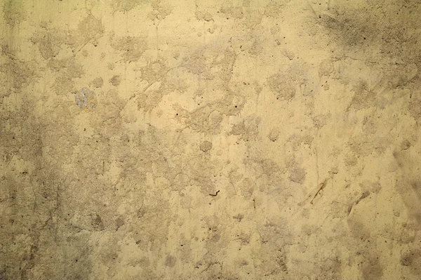 Textura da parede velha coberta com estuque amarelo — Fotografia de Stock