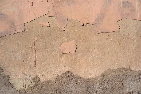 纹理的老墙上长满棕灰泥 — 图库照片