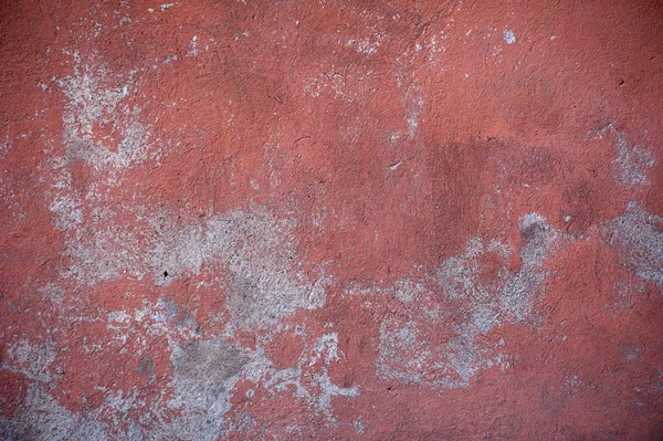 Textura da parede velha coberta com estuque vermelho — Fotografia de Stock