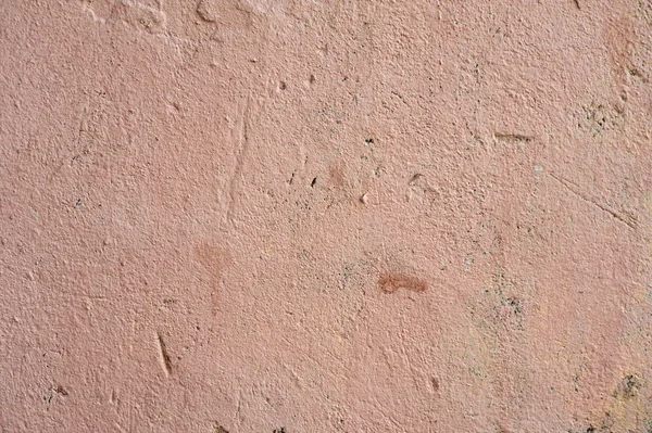 纹理的老墙上长满了粉红色的灰泥 — 图库照片