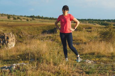 spor kadın gün batımında poz veriyor. 