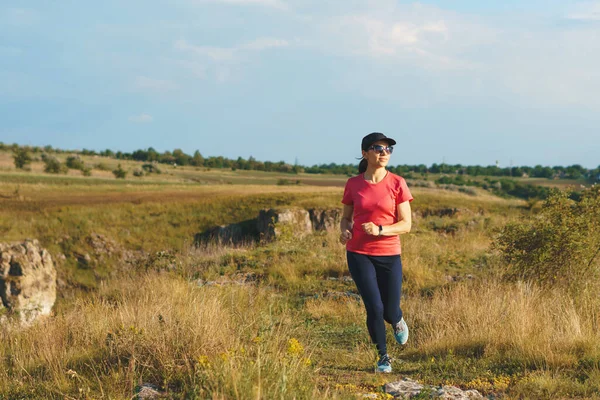 Біжить Жінка Лузі Заході Сонця — стокове фото