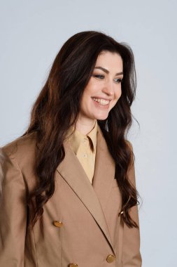 Gülümseyen uzun saçlı güzel iş kadını