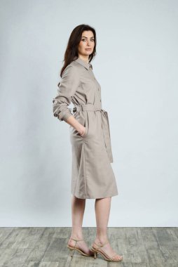 Stüdyoda giyinmiş genç bir kadın.