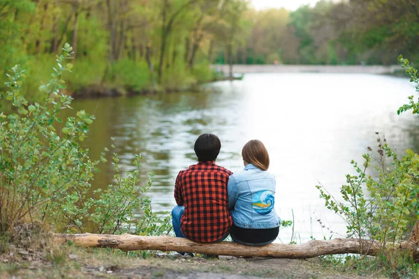 Couple Assis Sur Rondin Bord Lac Bénéficiant Une Vue — Photo