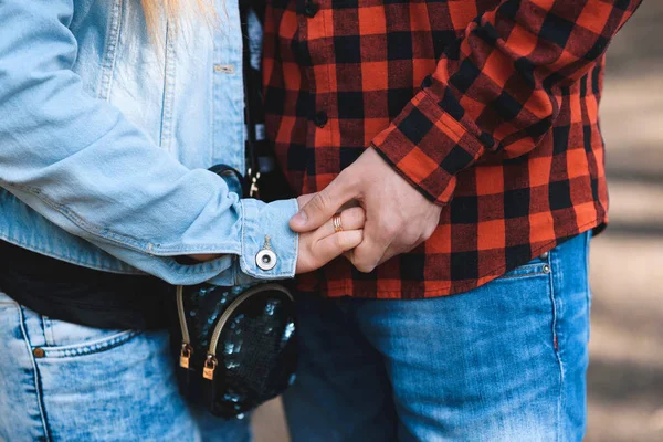 Young Man Woman Holding Hands Park — Stock Photo, Image