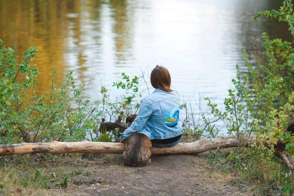 Kadın Köpeğe Sarılıyor Gölün Manzarasının Tadını Çıkarıyor — Stok fotoğraf