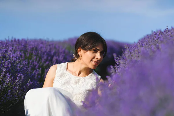 紫色薰衣草花朵中美丽女子的肖像 — 图库照片