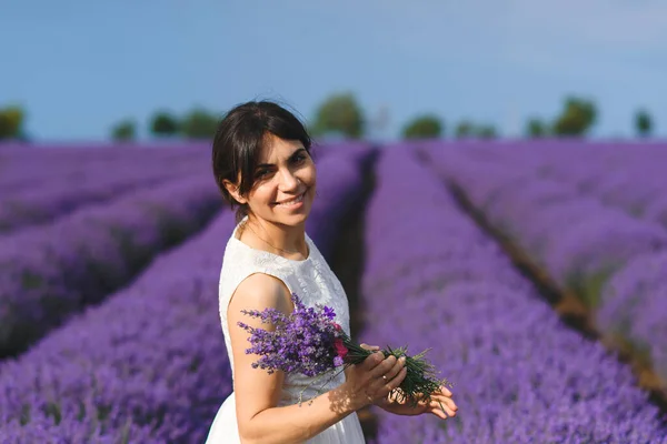 Porträt Einer Lächelnden Frau Mit Lavendelblüten Feld — Stockfoto