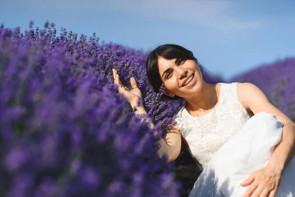 Portret Van Gelukkige Vrouw Lavendelveld Stockfoto