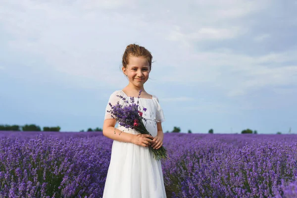 Schattig Meisje Met Bloemen Lavendel Veld Stockafbeelding