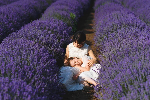 Gelukkig Moeder Knuffelen Leggen Ontmoediger Lavendel Veld Stockfoto