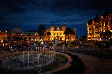 Monaco, Monte-Carlo, 04.09.2015: Casino Monte-Carlo gecenin hotel de Paris, gece aydınlatma, lüks arabalar, oyuncular, turistler, Çeşme, café de paris, uzun pozlama, yaz