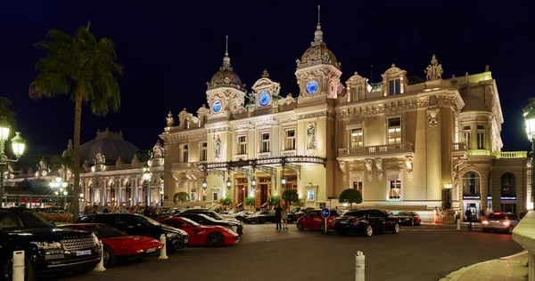 Monaco, Monte-Carlo, 04.09.2015: Casino Monte-Carlo à noite, hotel de Paris, iluminação noturna, carros de luxo, jogadores, turistas, fonte, café de paris, exposição longa, verão — Fotografia de Stock