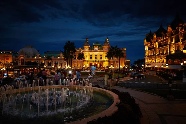 Monaco, Monte-Carlo, 04.09.2015: Casino Monte-Carlo gecenin hotel de Paris, gece aydınlatma, lüks arabalar, oyuncular, turistler, Çeşme, café de paris, uzun pozlama, yaz