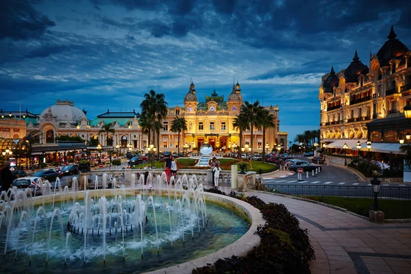 Monaco, Monte-Carlo, 04.09.2015: Casino Monte-Carlo di notte, hotel de Paris, illuminazione notturna, auto di lusso, giocatori, turisti, fontana, caffè de paris, lunga esposizione, estate — Foto Stock