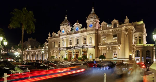 Monako, Monte-Carlo, 04.09.2015: kasyna Monte-Carlo w nocy, hotel de Paris, oświetlenie nocne, luksusowe samochody, graczy, turystów, fontanna, café de paris, długich ekspozycji, lato — Zdjęcie stockowe