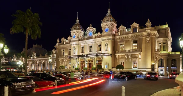Mónaco, Monte Carlo, 04.09.2015: Casino Monte Carlo en la noche, hotel de París, iluminación nocturna, coches de lujo, jugadores, turistas, fuente, café de París, larga exposición, verano — Foto de Stock