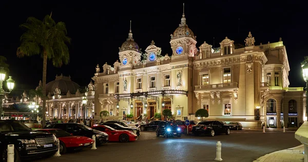 Monaco, Monte-Carlo, 04.09.2015: Casino Monte-Carlo à noite, hotel de Paris, iluminação noturna, carros de luxo, jogadores, turistas, fonte, café de paris, exposição longa, verão — Fotografia de Stock