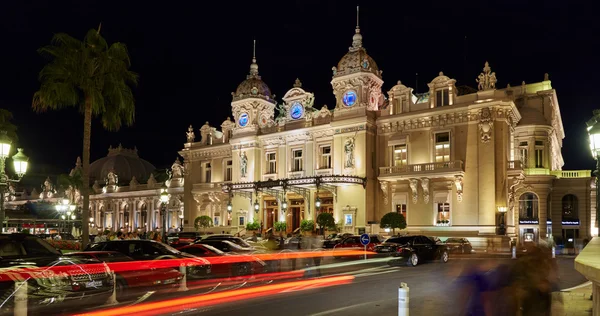 Monaco, Monte-Carlo, 04.09.2015: Casino Monte-Carlo à noite, hotel de Paris, iluminação noturna, carros de luxo, jogadores, turistas, fonte, café de paris, exposição longa, verão — Fotografia de Stock