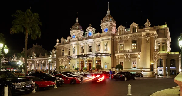 Monaco, Monte-Carlo, 04.09.2015: Casino Monte-Carlo à noite, hotel de Paris, iluminação noturna, carros de luxo, jogadores, turistas, fonte, café de paris, exposição longa, verão — Fotografia de Stock