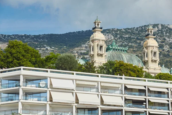 Mónaco, Monte Carlo, 04 septiembre 2015: Casino Monte Carlo, panorama, vista desde el agua, nadie, paisaje urbano, día soleado, montaña en el fondo, casino Royal, torres — Foto de Stock