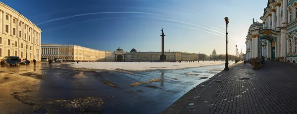 Russia, Saint-Petersburg, 01.03.2016: Panorama of Palace Square in winter, Alexander Column, Winter Palace, the arch of the Main Staff, triumphal chariot, symbol of military glory, snow on the Square — Stock Photo, Image