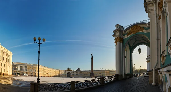 Russia, Saint-Petersburg, 1 march 2016: Palace Square in winter, the architectural ensemble, Alexander Column, Winter Palace, the headquarters of the Guards Corps, the arch of the Main Staff, the Admiralty, at sunset, the designer Rossi triumphal cha — Stock Photo, Image