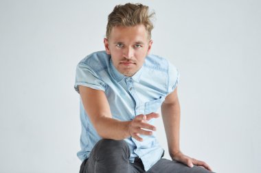 Acımasız adam yumruklarını sıktı, sandalyede oturan kısa kollu gömlekli hafifçe, diz, dalgın eğildi alın, bakışları altında eğildi