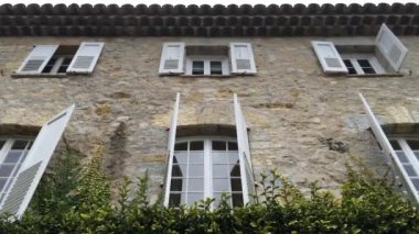 Fransa, Mougin, 23 Ocak 2016: Hotel Manoir de l'Etang günbatımı, Provence, merdivenlerde tablolar şemsiye, yeşil cephe, ağaçlar, kış görünümü