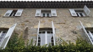 Fransa, Mougin, 23 Ocak 2016: Hotel Manoir de l'Etang günbatımı, Provence, merdivenlerde tablolar şemsiye, yeşil cephe, ağaçlar, kış görünümü