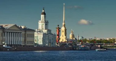 Rusya, Saint-Petersburg, 11 Mayıs 2016: Peter ve Paul Kalesi, Merak Kabinesi, Rostral sütunu, Mavi cami, Saray Köprüsü, Antropoloji Müzesi, Üniversite seti, zaman atlamalı