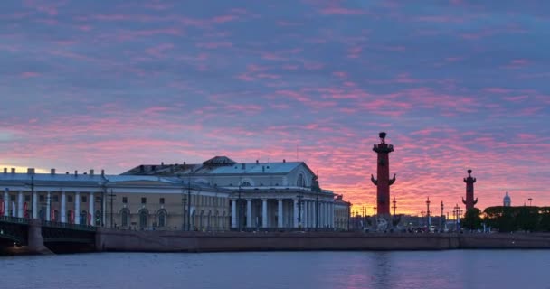 ロシア、サンクトペテルブルク、2016年5月19日:日没時のネバ川の水域のタイムラプス、水鏡、反射、ビルゼボイ、ドヴォルコビー、宮殿橋、証券取引所ビル、ラストラルネの列 — ストック動画